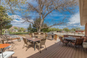 NEW! Blue Spruce VI-Your ultimate retreat house with outdoor oasis & Monument views